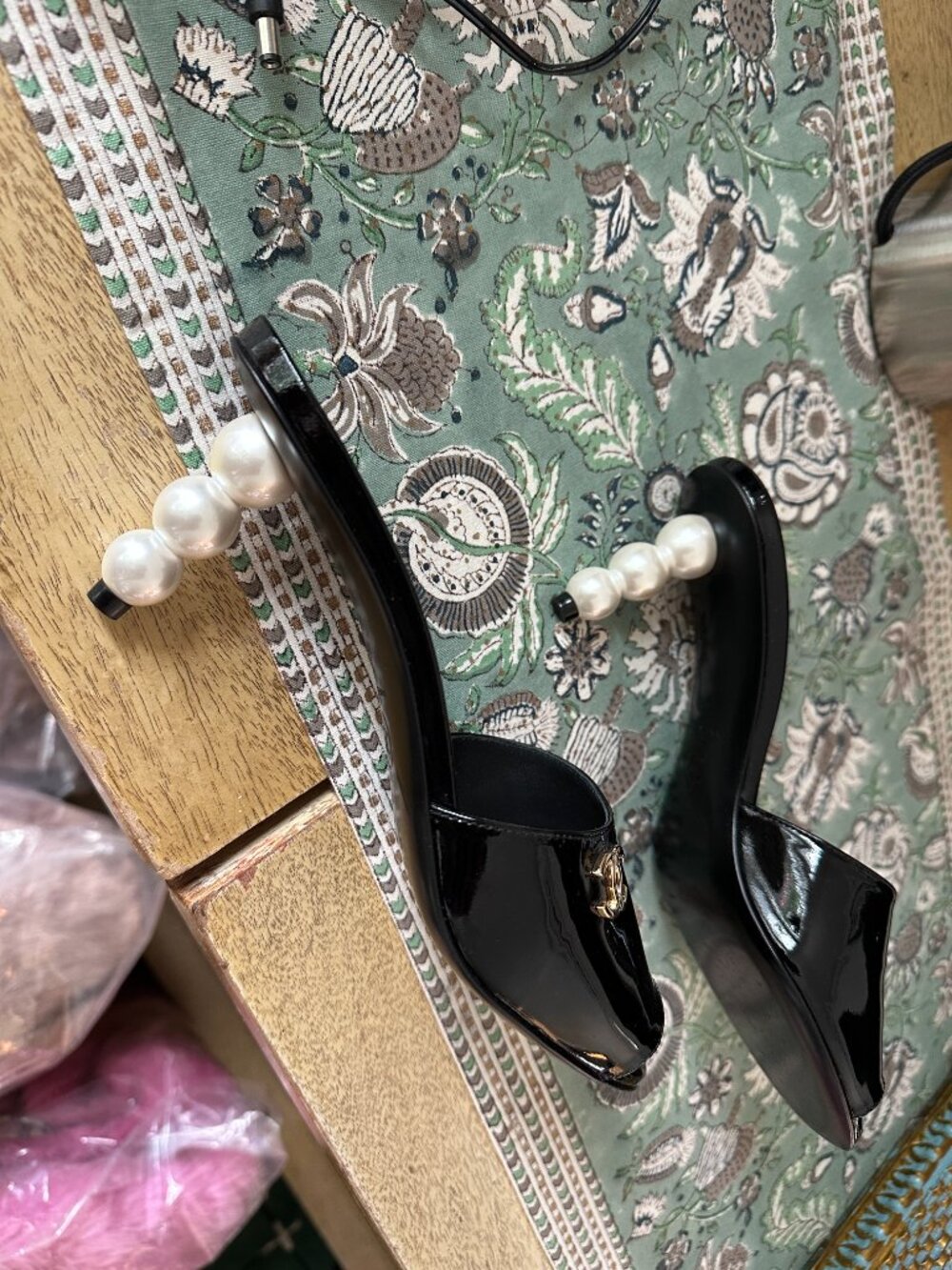 CHANEL patent leather pearl mules sandals 38 - Picture 8 of 14